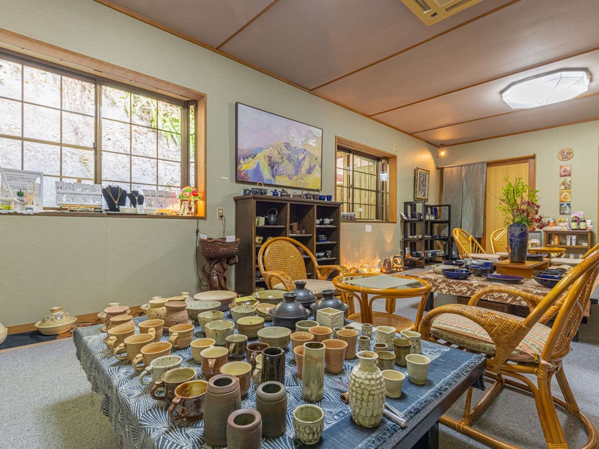 女将がセレクトした陶芸品が並びます