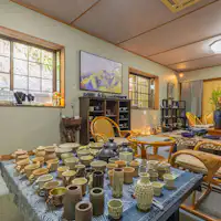 女将がセレクトした陶芸品が並びます