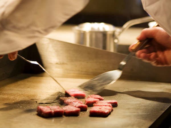 Thưởng thức bít tết bò Awaji bằng cả năm giác quan.