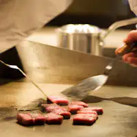 Thưởng thức bít tết bò Awaji bằng cả năm giác quan.