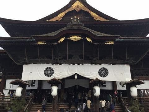 "Meskipun jauh, kunjungilah sekali" adalah ungkapan untuk kuil Zenkoji.