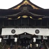 "Meskipun jauh, kunjungilah sekali" adalah ungkapan untuk kuil Zenkoji.