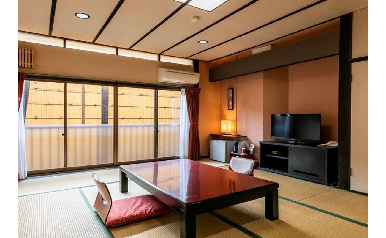 Kamar gaya Jepang lantai rendah, 8 tatami.
