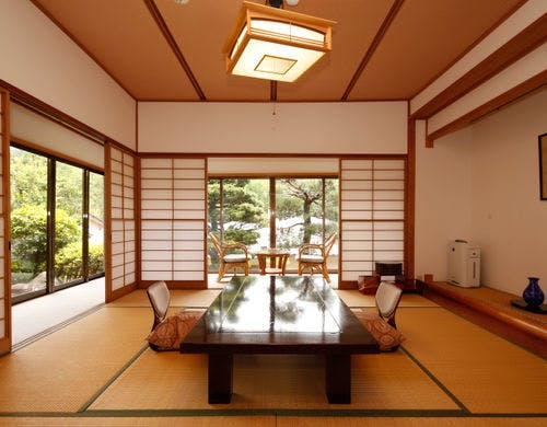 ツインベッドタイプの洋間寝室