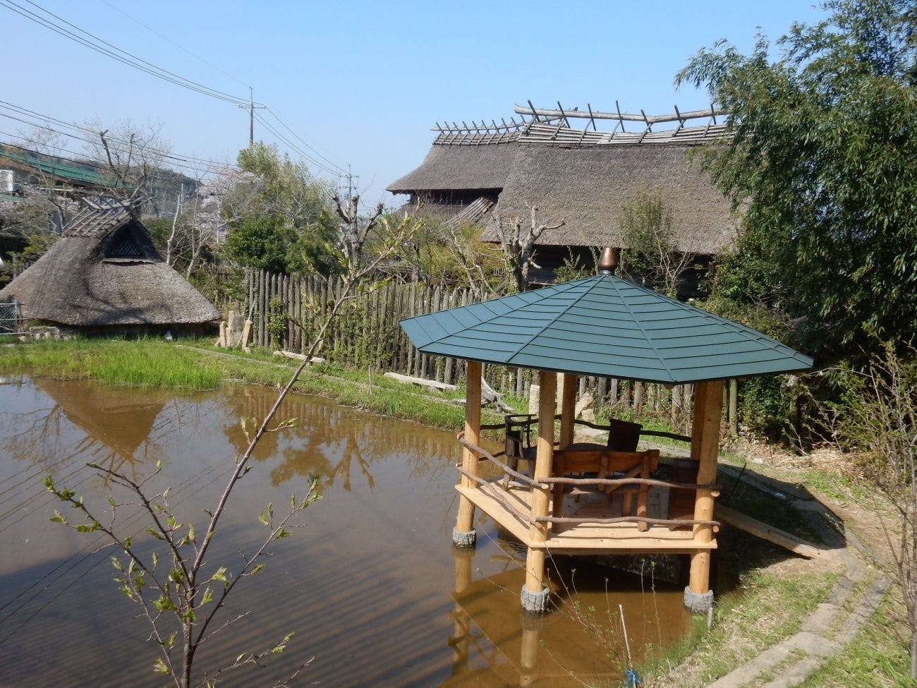 Pavilion Apung yang berarti "Azumaya di atas air"