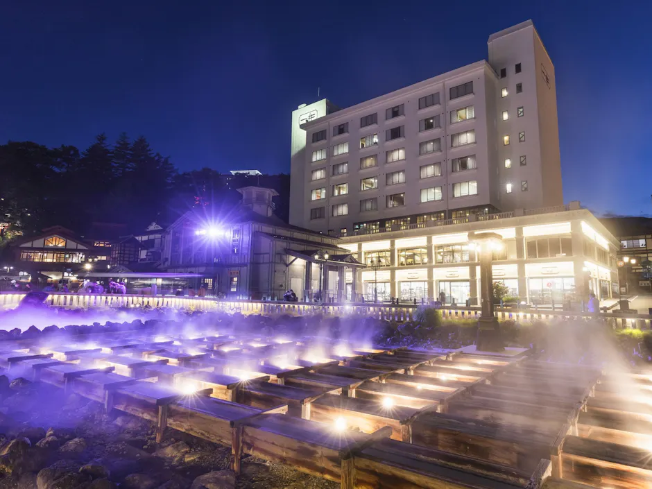 ホテル一井 湯畑ライティングで一層綺麗な景色に…