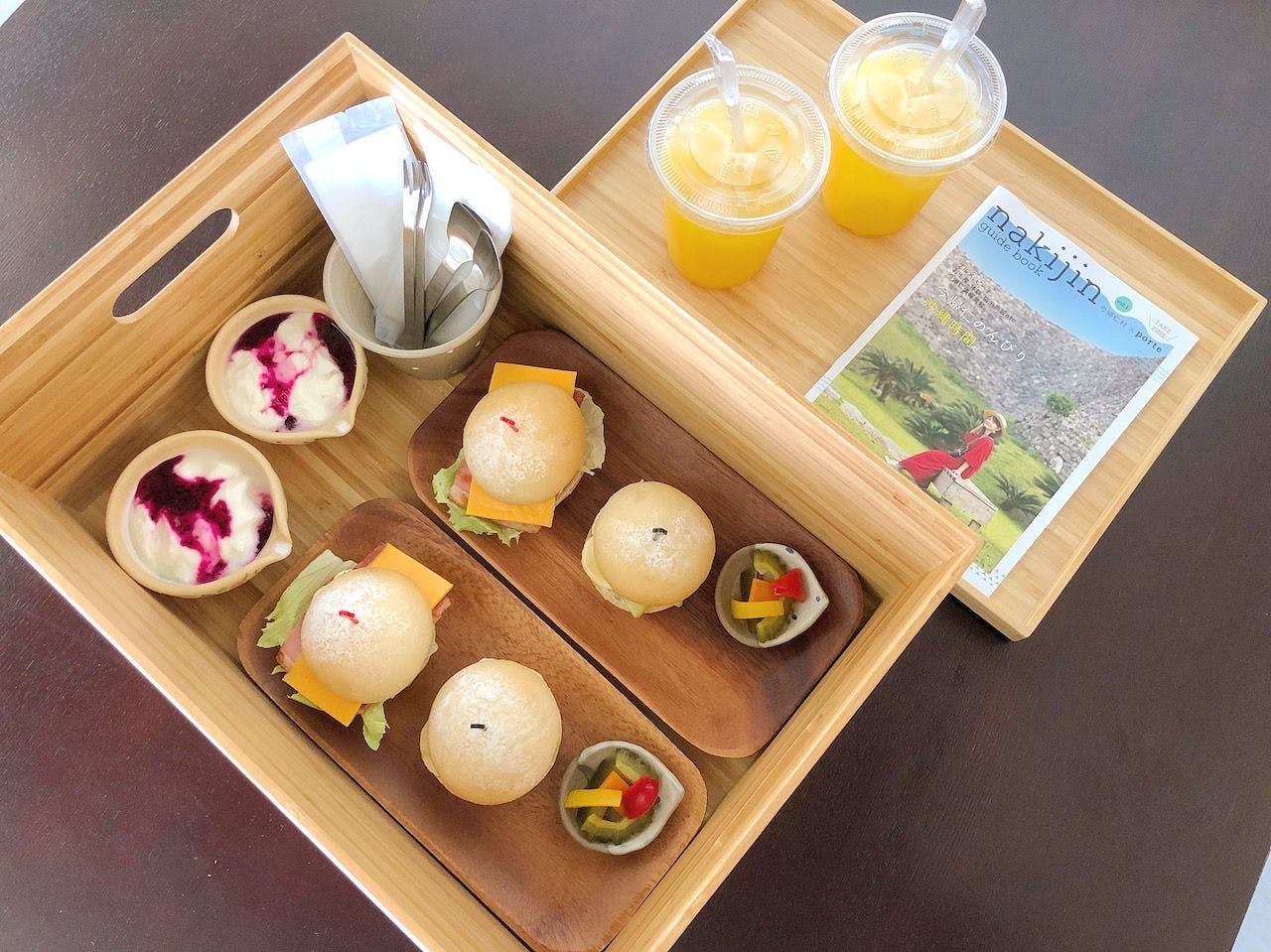 木箱でお持ちするルームサービス朝ごはん