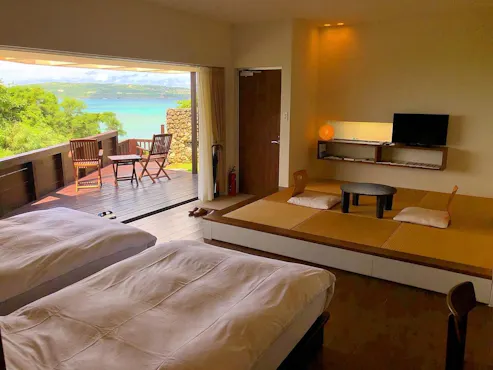 和洋室から海を望む