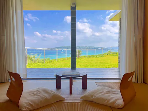 和室から古宇利島を望む