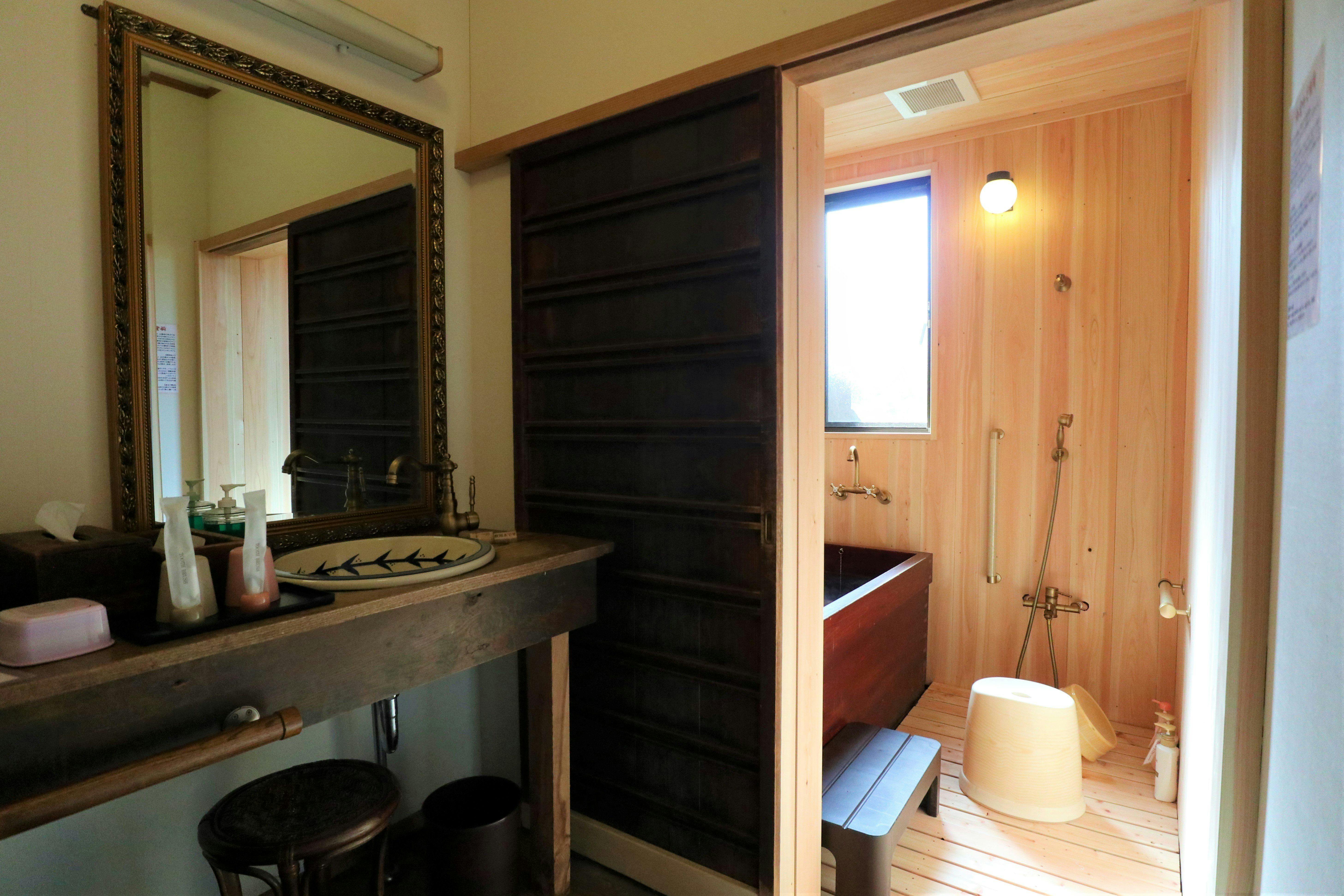 ひのき張りの浴室に総漆塗りの浴槽