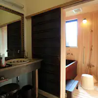 ひのき張りの浴室に総漆塗りの浴槽