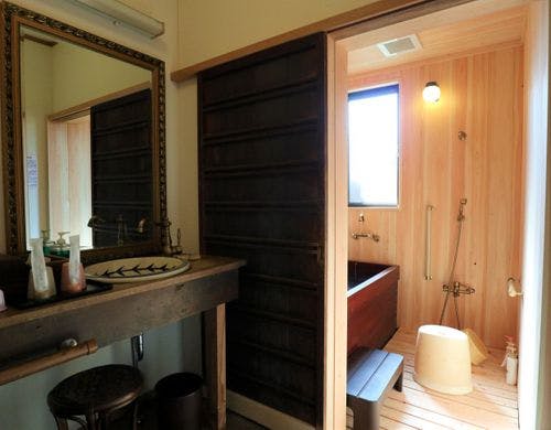 ひのき張りの浴室に総漆塗りの浴槽