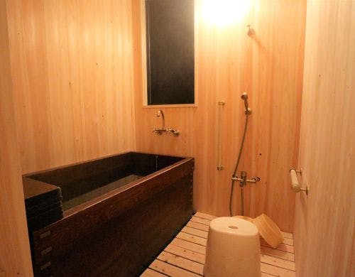 ひのき張りの浴室　総漆塗りの浴槽