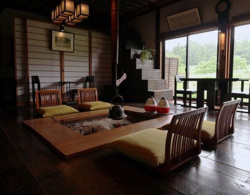 朝食は大いろりを囲んで。