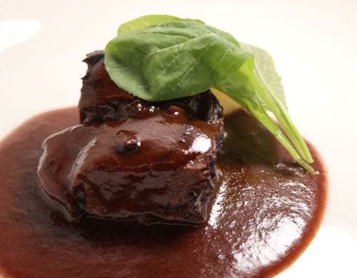 料理の一例：牛すね肉の赤ワイン煮