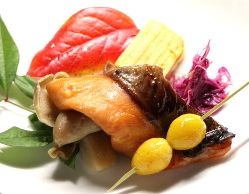 料理の一例：秋鮭の味噌幽庵焼き