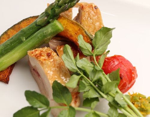 料理の一例：会津地鶏の会津山塩焼き