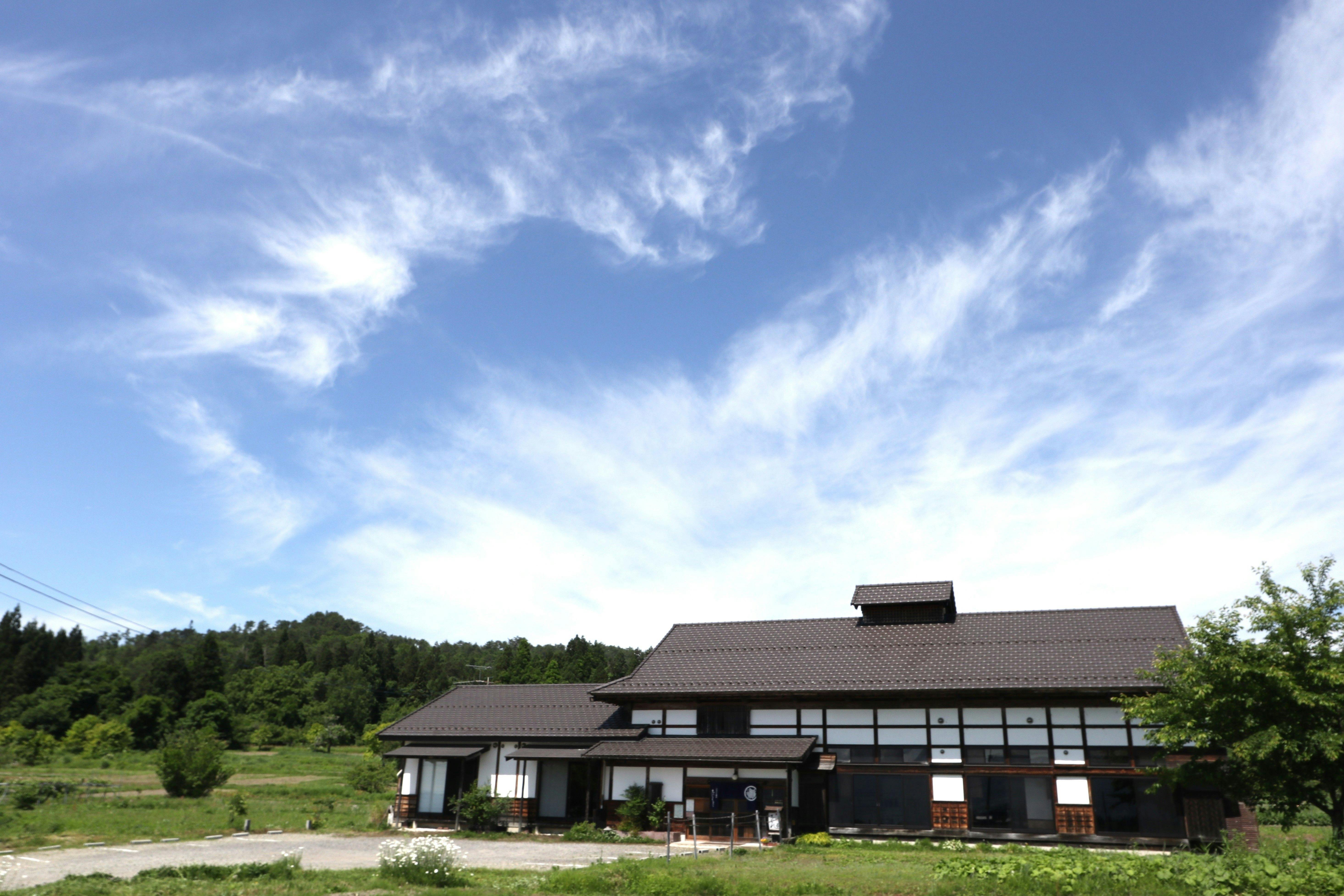 田園にぽつり一軒家の志ぐれ亭。