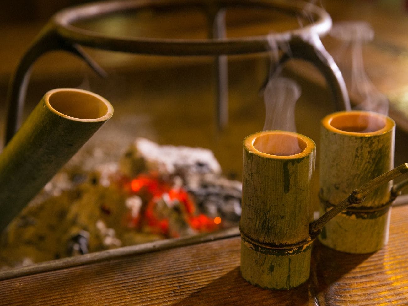 【館内施設】囲炉裏を囲んでいただく闊歩酒