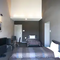 ห้องพักแบบดีลักซ์ทริปเปิลปลอดบุหรี่พร้อมระเบียงขนาด 10 ตารางเมตร อนุญาตให้นำสุนัขเข้าพักได้