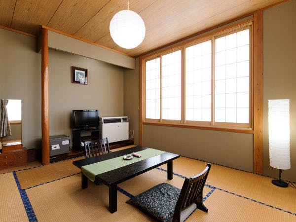 ห้องพักที่ตั้งอยู่บนชั้น 2 ของอาคารหลัก มีแสงแดดส่องถึงดี