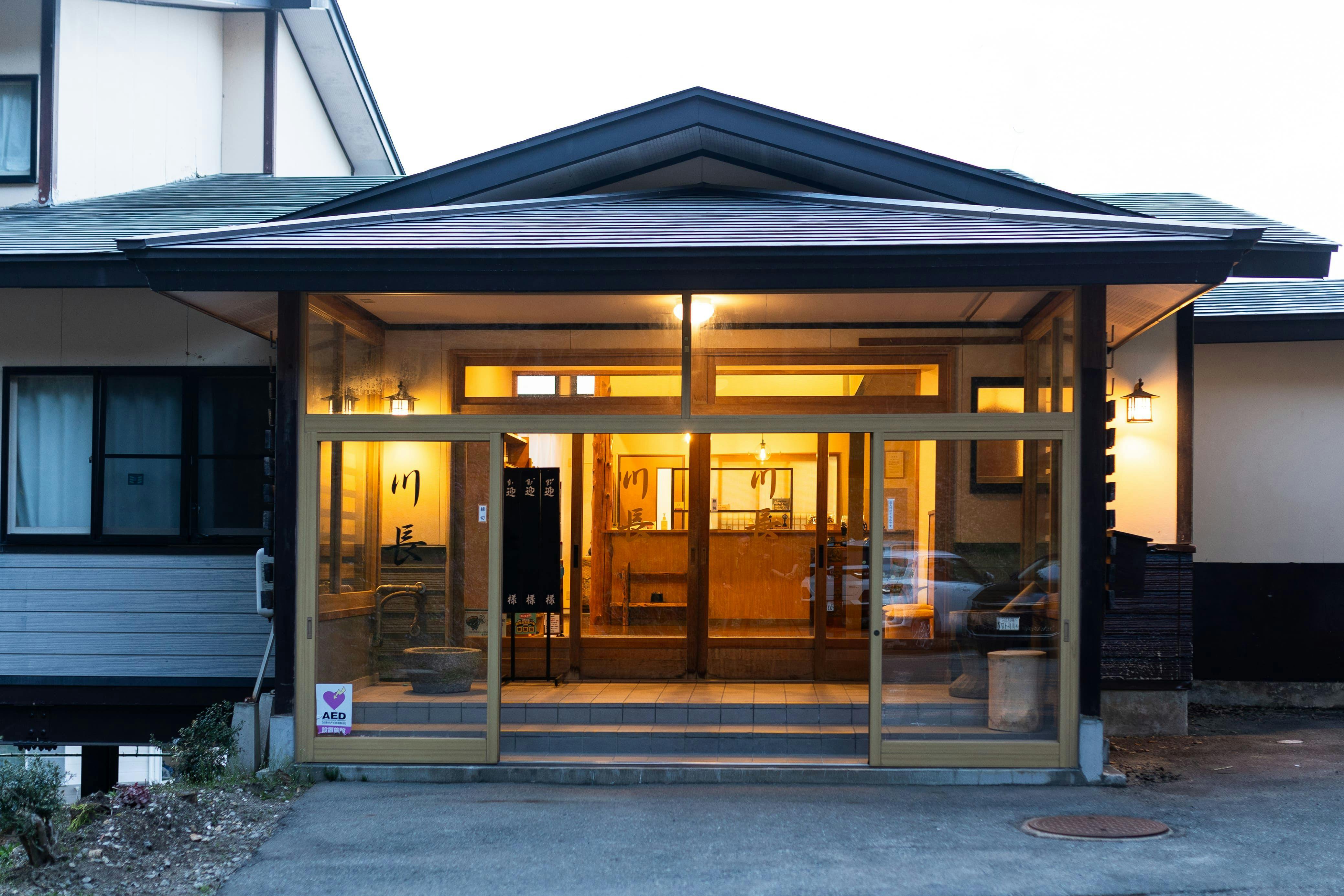 ภายนอกสิ่งอำนวยความสะดวก (ทางเข้า)