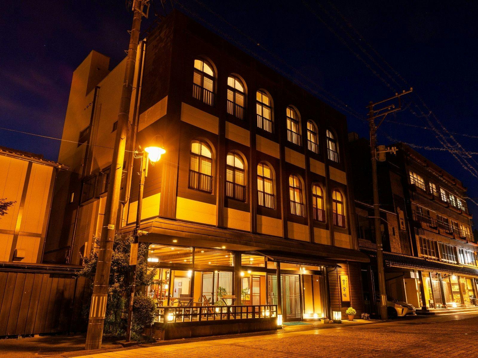 施設外観 夜