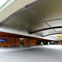 ホテルエントランス車寄せ