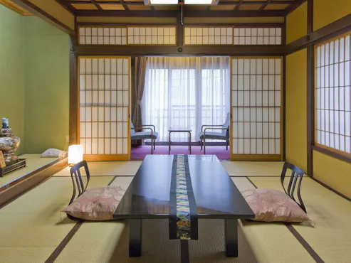 ห้องสไตล์ญี่ปุ่นขนาด 10 เสื่อทาทามิ สะอาดและสว่าง พร้อมห้องน้ำส่วนตัว (สุขา)