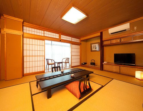 清潔で明るい和室10畳（トイレ付）。