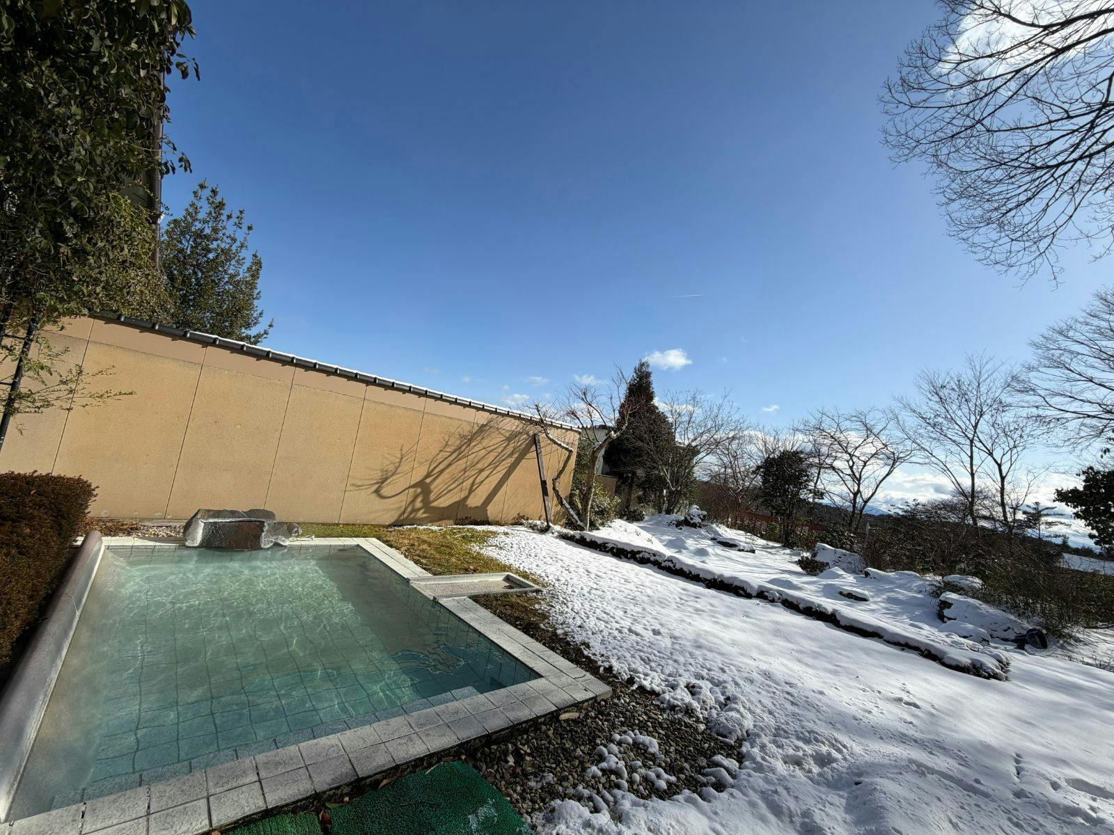 ออนเซ็นกลางแจ้งในฤดูหนาวท่ามกลางวิวหิมะ