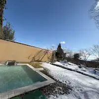 ออนเซ็นกลางแจ้งในฤดูหนาวท่ามกลางวิวหิมะ