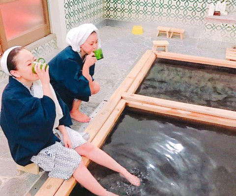 自噴泉でラジウム温泉の飲泉を利用する様子