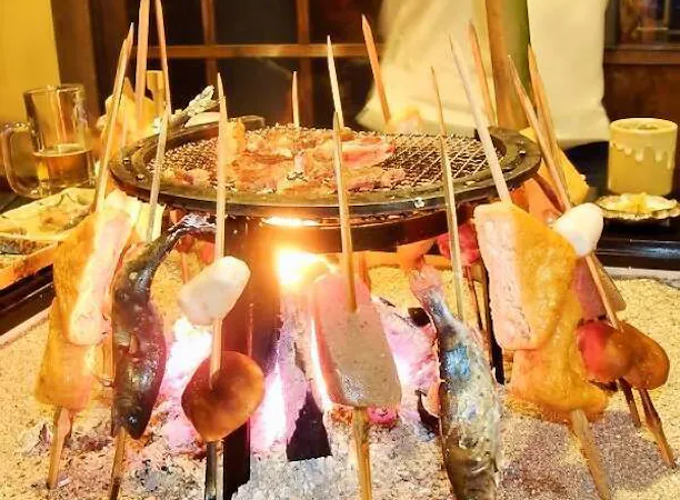 夜は囲炉裏を囲んで阿蘇の郷土料理を愉しむ
