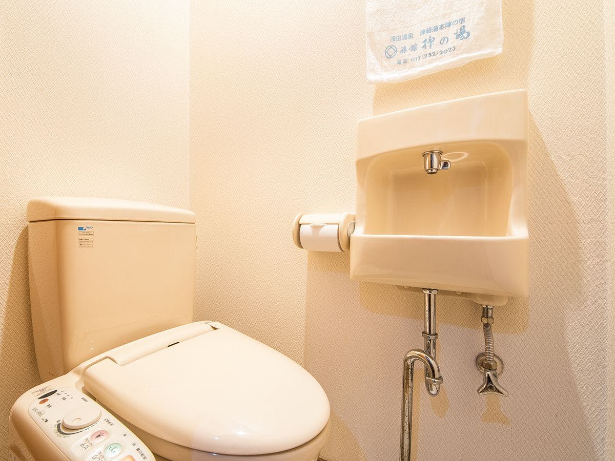 *【庭園側和室8畳】トイレ