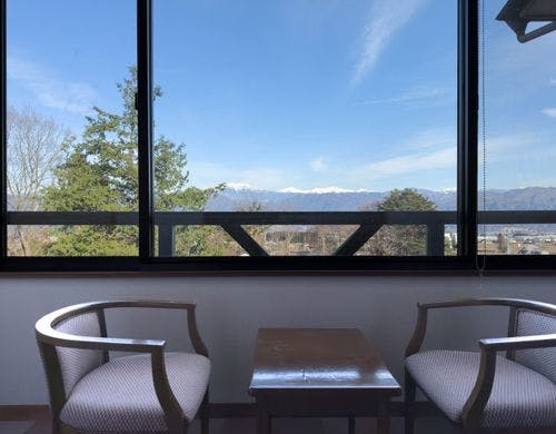 【仙の館】和室12.5畳。窓からの眺め