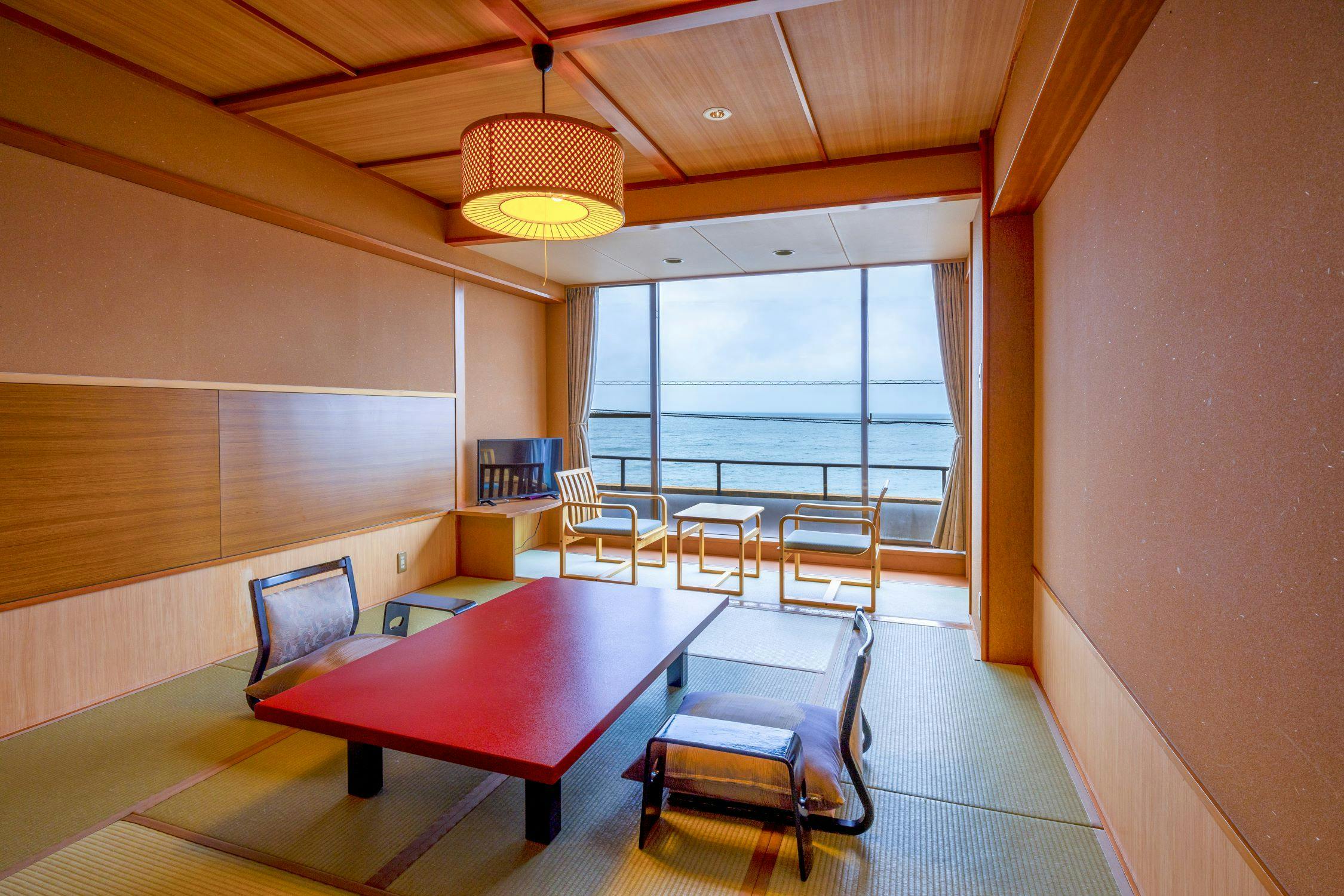 当館で人気の海側の１０畳の和室です。