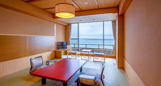 当館で人気の海側の10畳の和室です。