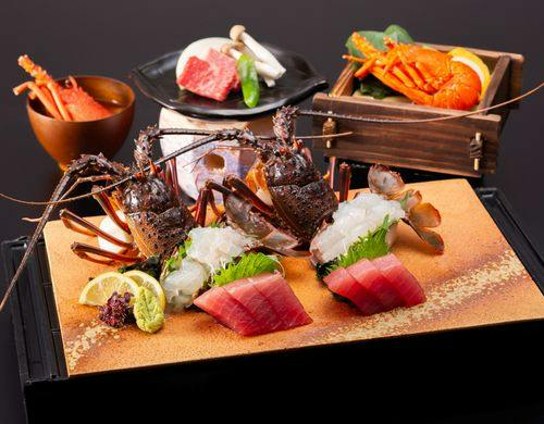 ぷりっぷりの食感の伊勢海老の姿造り。