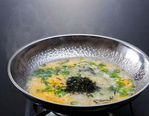 〆の料理は、クエのエキスが凝縮した雑炊