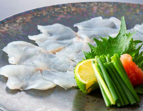歯ごたえのある食感の高級魚くえの薄造り