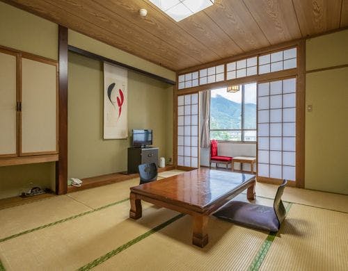遠くの山並みに日頃の疲れを癒してください
