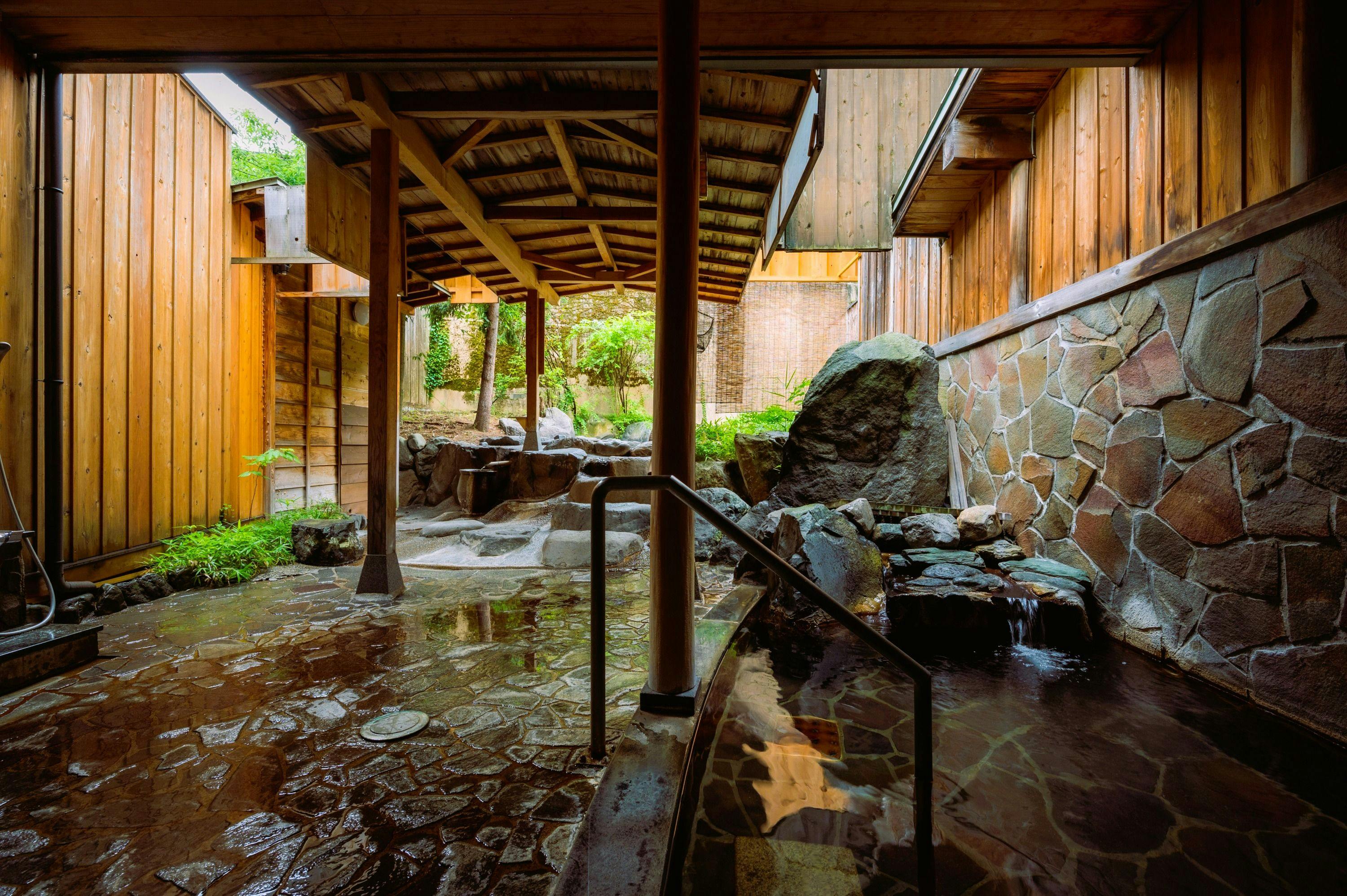 ออนเซ็นกลางแจ้งในห้องอาบน้ำรวม