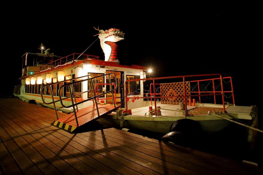 ล่องเรือยามค่ำคืน