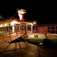 ล่องเรือยามค่ำคืน