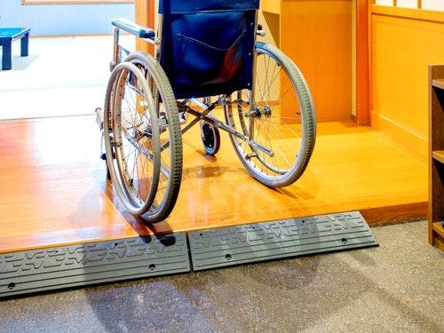 【和洋室】バリアフリー：客室入口：車イス