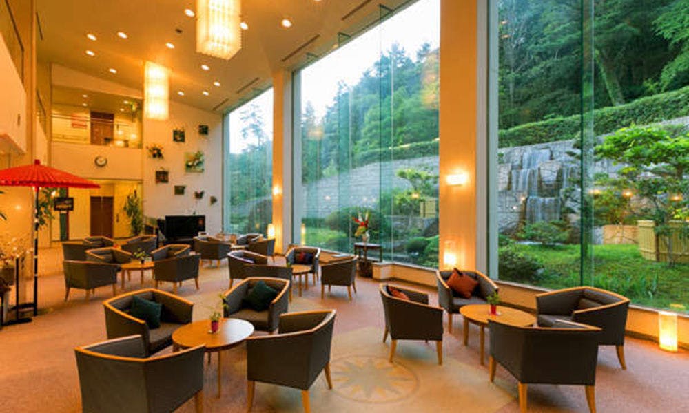 ■ล็อบบี้แบบโปร่ง■สวนกว้างขวางช่วยให้จิตใจสงบ