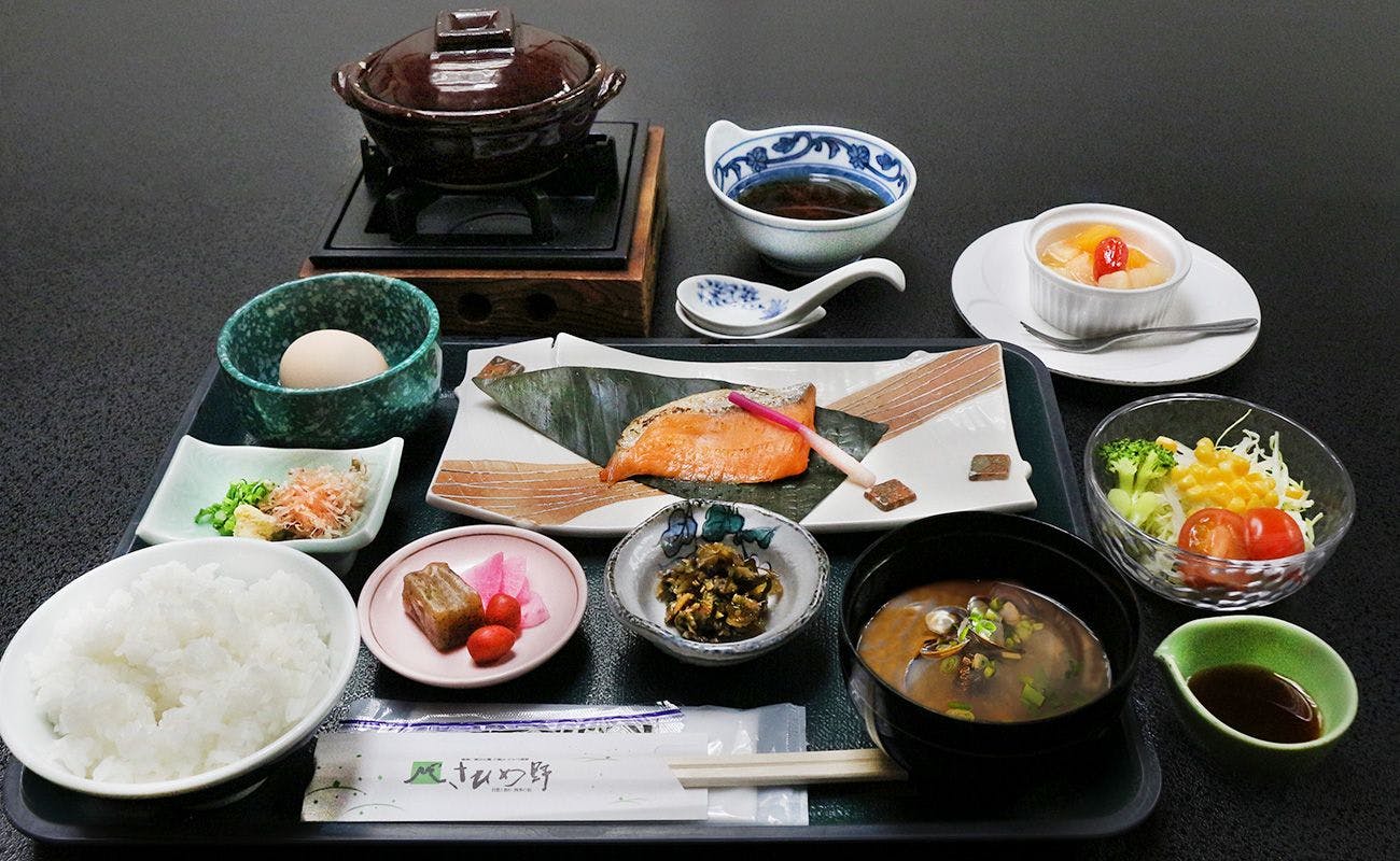 อาหารญี่ปุ่นชุดที่ใช้วัตถุดิบท้องถิ่น