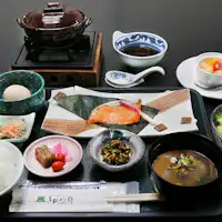 อาหารญี่ปุ่นชุดที่ใช้วัตถุดิบท้องถิ่น