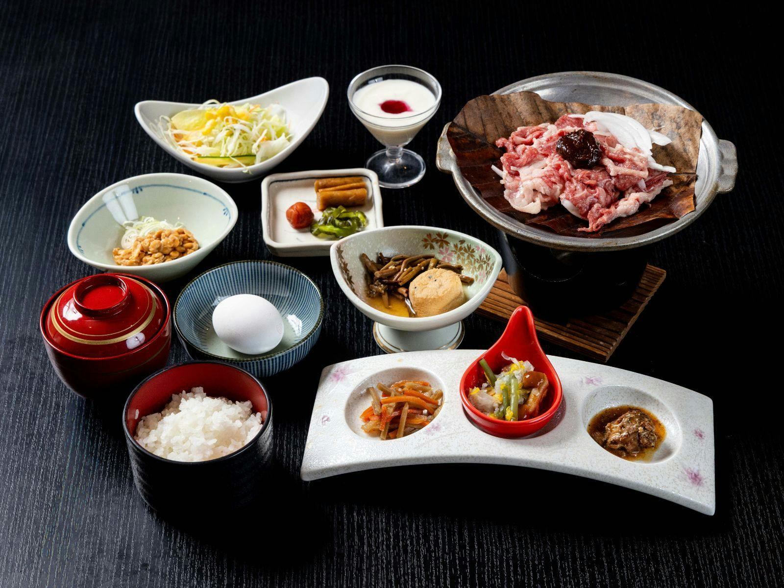 อาหารเช้า (เนื้อวัวที่ราบสูงคิริฟุริย่างบนใบโฮบะ เสิร์ฟพร้อมมิโซะโฮมเมด)